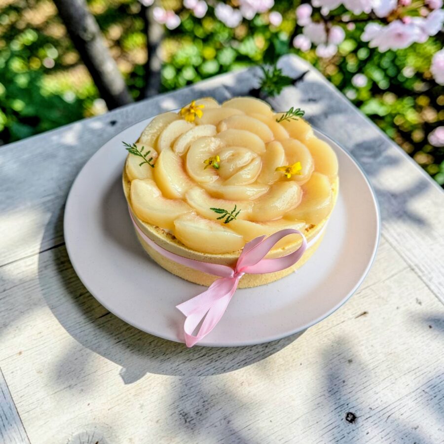 Entremet pêche, skyr et fleur de tagète